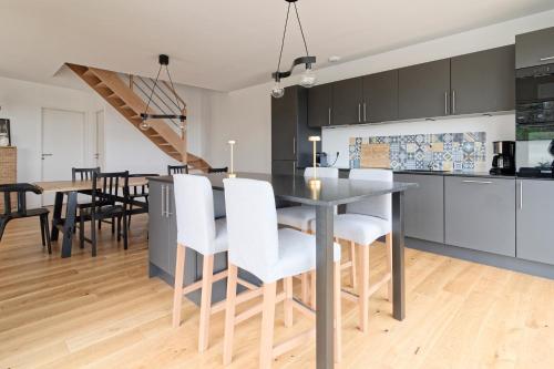 une cuisine et une salle à manger avec une table et des chaises dans l'établissement Lodge des Dunes - Proche de la plage, à Barneville-Carteret