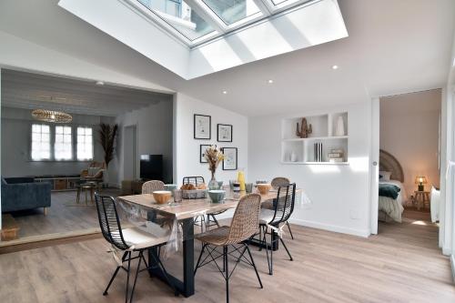 une salle à manger et un salon avec une table et des chaises dans l'établissement La Tranquilla - A quelques pas de la plage, à Saint-Cast-le-Guildo