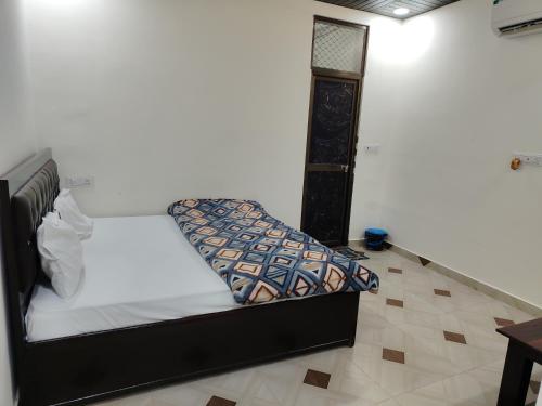Postel nebo postele na pokoji v ubytování Shankar Palace
