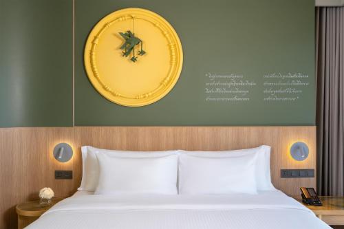 Voodi või voodid majutusasutuse Mercure Rayong Lomtalay Villas & Resort toas