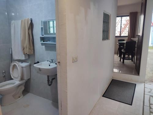 a bathroom with a toilet and a sink at ToP in Valencia