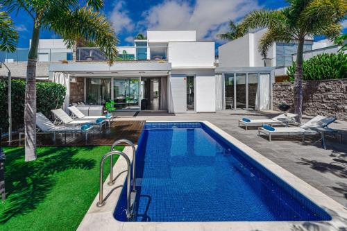 Lux Villa 7 with 6 Bedrooms, 4 Bathrooms