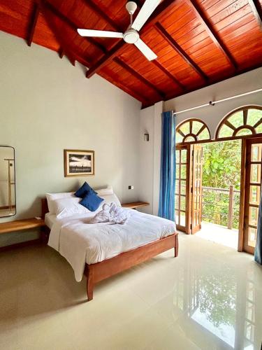 Postel nebo postele na pokoji v ubytování Edwin's Beach House Mirissa in Sri Lanka