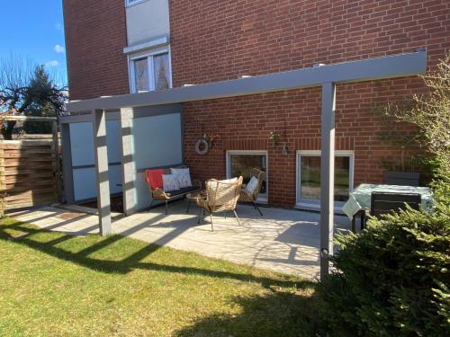 a patio in front of a brick building at Christianes Apartment - Ebstorf in Ebstorf