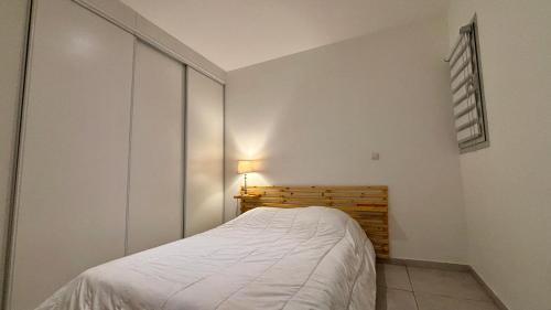 une petite chambre avec un lit et une fenêtre dans l'établissement Charmant 3 pièces au coeur du vieux Montpellier, à Montpellier