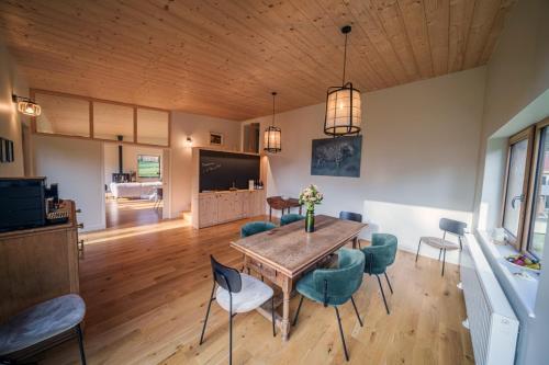 une cuisine et une salle à manger avec une table et des chaises dans l'établissement Elégante maison 225 m2, au Vert, 10 personnes, 5 chambres, 5 salles de bain, à Saint-Bonnet-le-Chastel