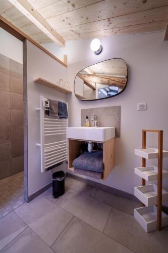 une salle de bain avec un lavabo et un miroir dans l'établissement Elégante maison 225 m2, au Vert, 10 personnes, 5 chambres, 5 salles de bain, à Saint-Bonnet-le-Chastel