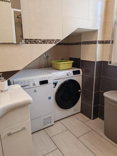 a washer and dryer in a small kitchen at Relax & Fun home in Sìnnai