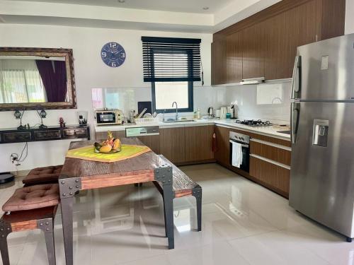 Kuchyň nebo kuchyňský kout v ubytování Stunning 2-Bedroom Pool Villa