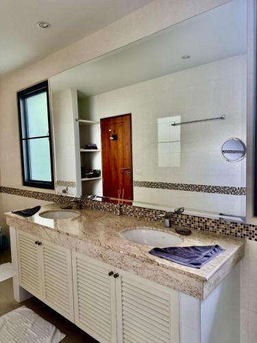 a bathroom with two sinks and a large mirror at Stunning 2-Bedroom Pool Villa in Ban Thalat Choeng Thale