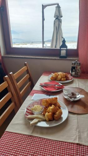 Twee borden eten op een tafel. bij Resort Stari Bagrem Tvrdimici in Tvrdimići