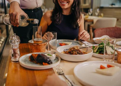 Makanan di atau berdekatan hotel