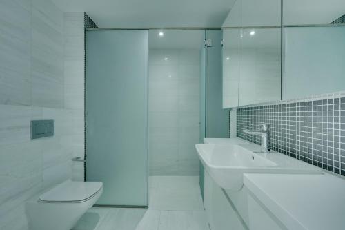 Ένα μπάνιο στο Resitour - Karina Heights Villas