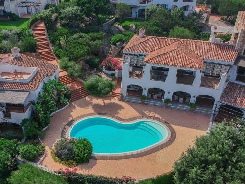 an aerial view of a house with a swimming pool at Appartamento Baia Pitrizza vista mare in Liscia di Vacca