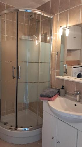une salle de bain avec une douche en verre et un lavabo dans l'établissement Chic vue Port !, à Leucate-Plage