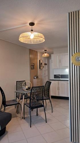 un salon avec une table et des chaises et une cuisine dans l'établissement Chic vue Port !, à Leucate-Plage