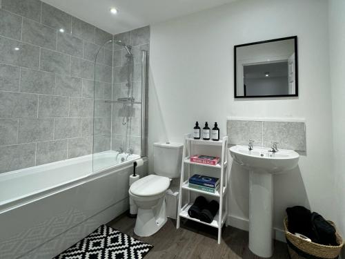 Koupelna v ubytování Modern 1-Bed Apartment - Sleeps 4 & Central Links