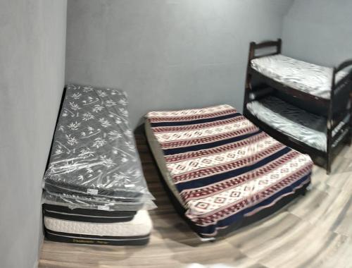 a room with two bunk beds in a room at Chácara Morada do Sol Ibiúna in Ibiúna