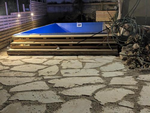 a blue tub sitting on top of a stone floor at אשראם בכרמל - המקום של אורי in Dāliyat el Karmil