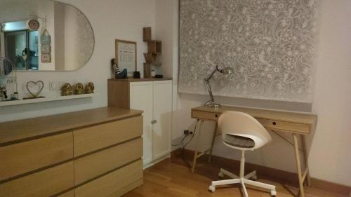 a room with a desk and a white chair at Apartamento en Arroyomolinos in Arroyomolinos