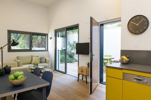 Sheinkin Street's Secret Garden Apartment