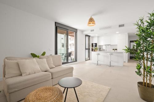 Lovely Modern Estepona Apt walk to beach - RDR464