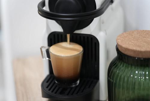 une boisson est préparée dans une cafetière dans l'établissement Wild Room Spa & cour privée au cœur de Montpellier, à Montpellier