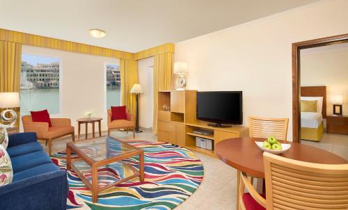 Ruang duduk di Copthorne Lakeview Executive Apartments Dubai, Green Community