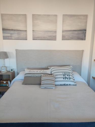 a bed with four pillows on top of it at Apartamento en Arroyomolinos in Arroyomolinos