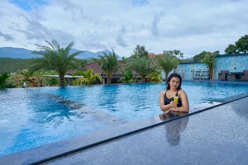 Bazén v ubytování Eve Munnar Luxury Resort and Spa nebo v jeho okolí
