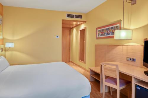 Postel nebo postele na pokoji v ubytování B&B HOTEL Tarragona Valls
