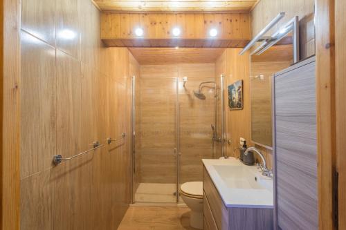 Ένα μπάνιο στο 3BR Fronton Wave - Ocean View & Parking