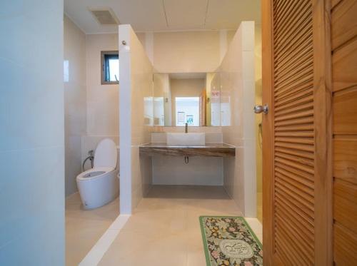 Ban Bang Laにある泰国普吉岛Yona海边四卧室2号の洗面台とトイレ付きのバスルーム