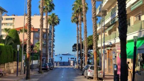 Juan-les-Pins center and beach 50 m away