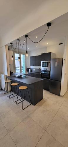 une cuisine avec une table et quelques chaises dans l'établissement Juan-les-Pins center and beach 50 m away, à Antibes