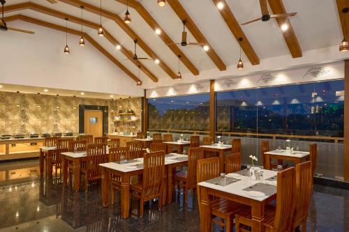 Restaurace v ubytování Eve Munnar Luxury Resort and Spa