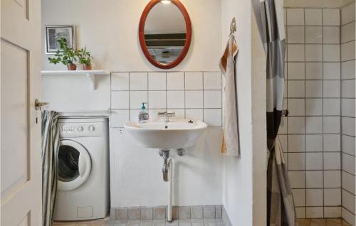 Un baño de Pet Friendly Home In Humble With Wifi