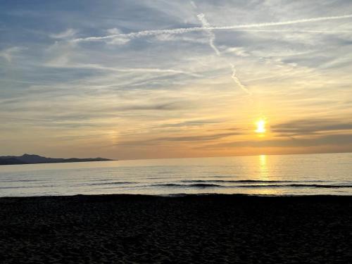 een zonsondergang op een strand met de oceaan bij Casa Nunziada in Patrimonio Garden level, Quiet and Bright in Patrimonio