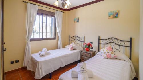 Postel nebo postele na pokoji v ubytování Las Palomas II Nerja by Ruralidays