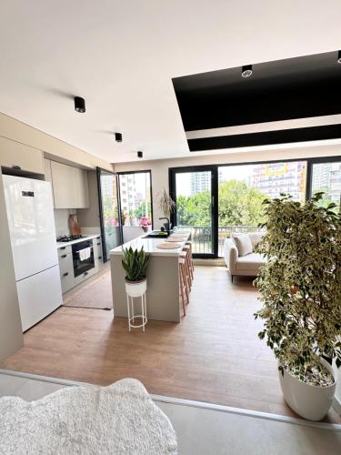 Marinaya 9 dakika 2 odalı tasarımlı merkezi konumda ev