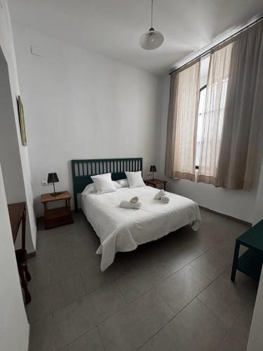 a bedroom with a bed and a window at Hotel Entreolivos in El Pedroso