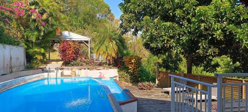 - une piscine dans une cour arborée dans l'établissement Studio Eden Rock le Gosier, au Gosier