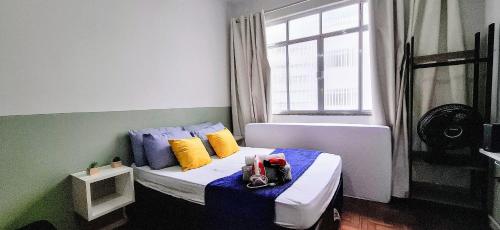 Giường trong phòng chung tại Sunrise Flamengo - 4 Hóspedes, Metrô e Privativo!