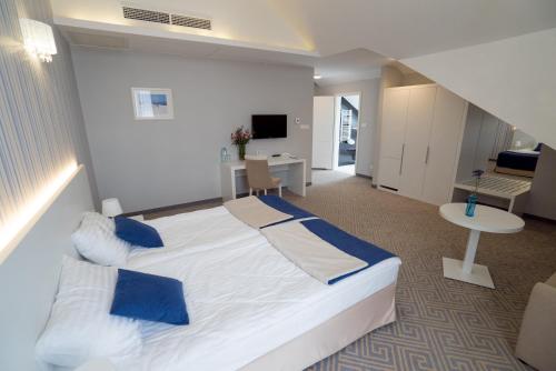 Televízia a/alebo spoločenská miestnosť v ubytovaní Hotel Aleksandria