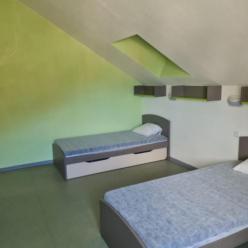 une chambre avec deux lits dans une pièce dans l'établissement Hautes-Pyrénées Sport Nature, à Saint-Pé-de-Bigorre