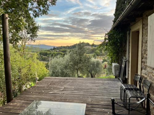 drewniany chodnik z dwoma ławkami na budynku w obiekcie Umbrian cottage retreat w mieście San Giovanni del Pantano