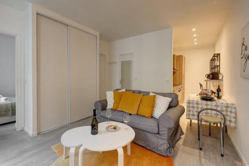 un salon avec un canapé et une table dans l'établissement 587 Suite Stuart - Superb apartment in Paris, à Paris