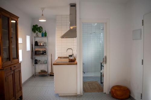 a kitchen with a sink and a shower at Casa Bekkevé - Califa Casas in Vejer de la Frontera