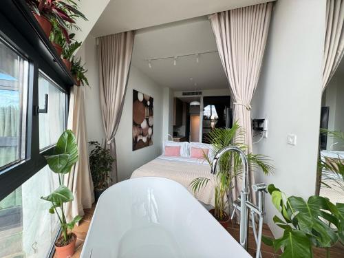 Postel nebo postele na pokoji v ubytování Moonlight Apartments Tirana