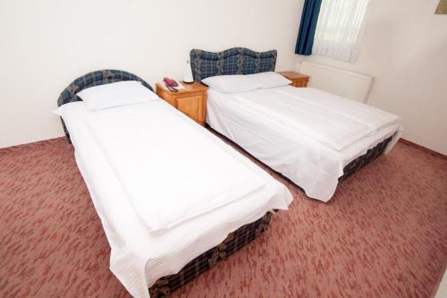 Ένα ή περισσότερα κρεβάτια σε δωμάτιο στο Hotel Adria Ski